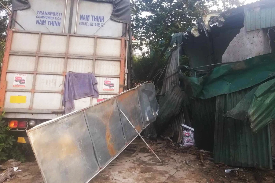 Xe tải lao vào nhà dân, cụ bà 80 tuổi tử vong