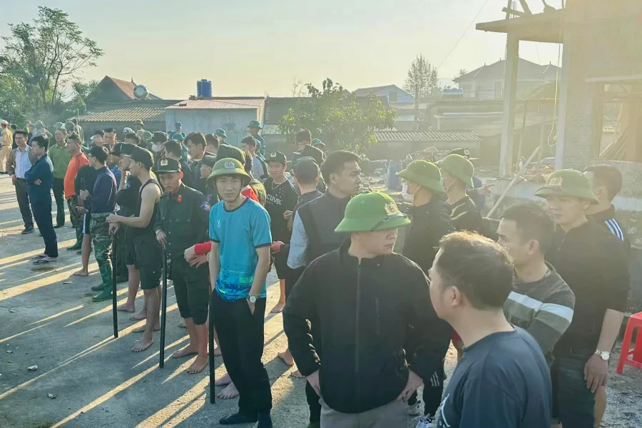 Triển khai lực lượng truy tìm hai phạm nhân Hoàng và Thành đang bị truy nã. Cảnh sát khoanh vùng 8 ha đầm lầy nghi có 2 phạm nhân lẩn trốn