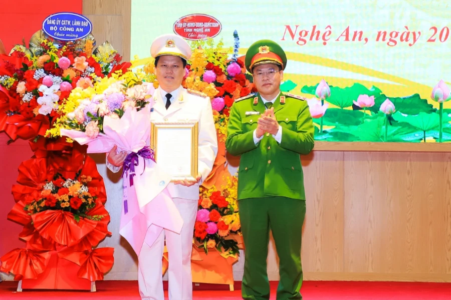Trung tướng Nguyễn Văn Long, Thứ trưởng Bộ Công an trao quyết định của Bộ trưởng Bộ Công an điều động Đại tá Bùi Quang Thanh, Giám đốc Công an tỉnh Đắk Nông đến nhận công tác và giữ chức vụ Giám đốc Công an tỉnh Nghệ An. Ảnh: TD. tan-giam-doc-cong-an-nghe-an-9672.jpg