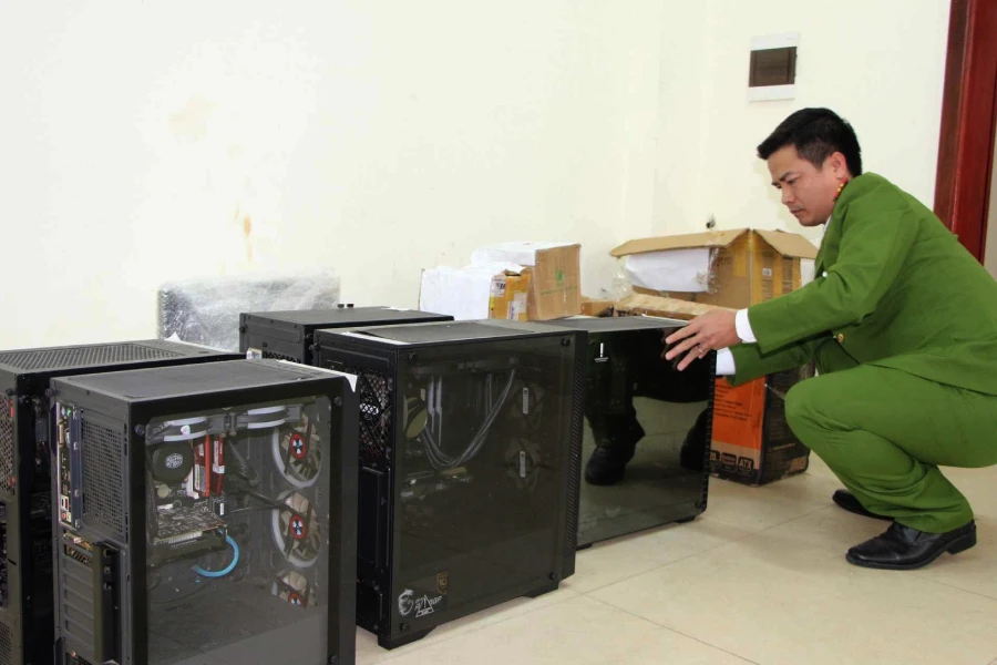 Cơ quan công an thu giữ tang vật, mở rộng điều tra. lua-dao-tai-khoan-ngan-hang-8083.jpg