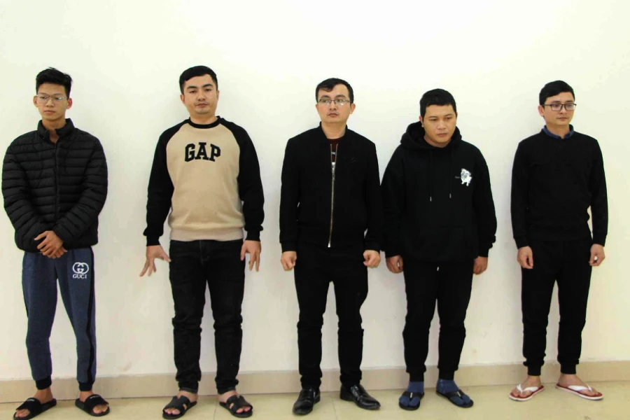 Nguyễn Tất Thắng, Nguyễn Minh Hà, Nguyễn Văn Tuấn, Lê Văn Thắng và Phùng Anh Tuấn bị bắt giữ do liên quan làm giả giấy tờ rồi làm giả tài khoản ngân hàng. Nhóm người làm giả tài khoản ngân hàng
