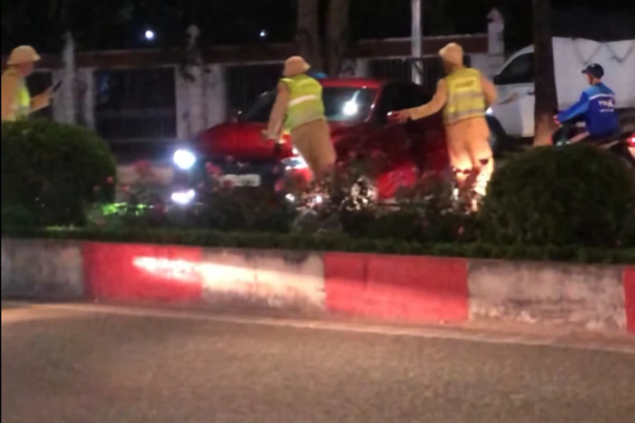 Clip ghi cảnh tài xế quay xe húc CSGT tránh đo nồng độ cồn