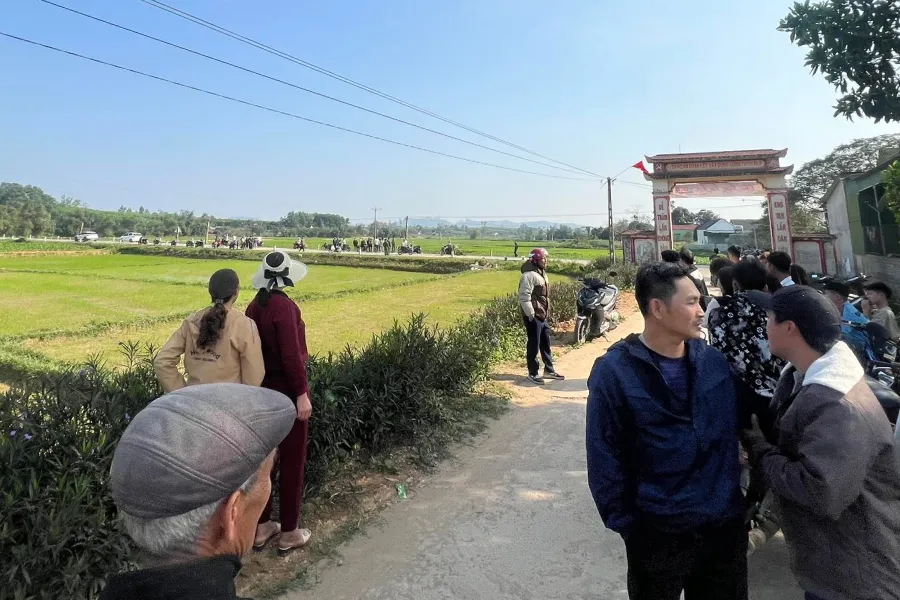 Người dân giúp dập lửa, đưa nạn nhân bị thương đi cấp cứu. chuc-tet.jpg