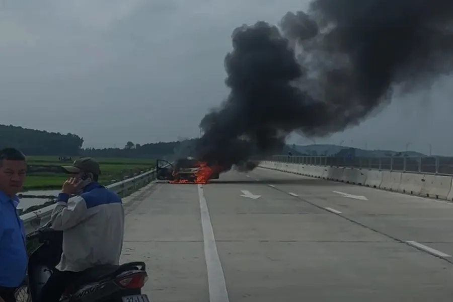 Hiện trường vụ cháy ô tô trên đường ra cao tốc Bắc - Nam