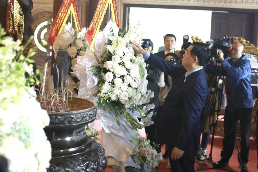 Chủ tịch Quốc hội Vương Đình Huệ dâng hoa, tưởng niệm các Anh hùng, liệt sĩ tại Khu di tích lịch sử Quốc gia Truông Bồn. dang-hoa-truong-bon.jpg