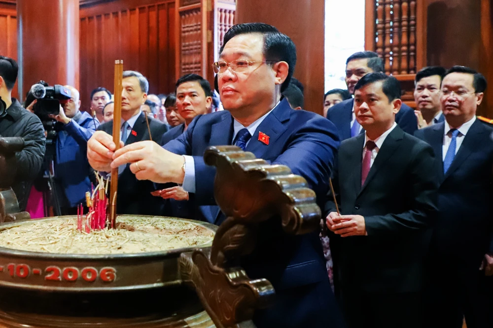 Chủ tịch Quốc hội Vương Đình Huệ dâng hương, tưởng niệm Chủ tịch Hồ Chí Minh. Ảnh: BNA. nghe-an-chu-tich-quoc-hoi.jpg