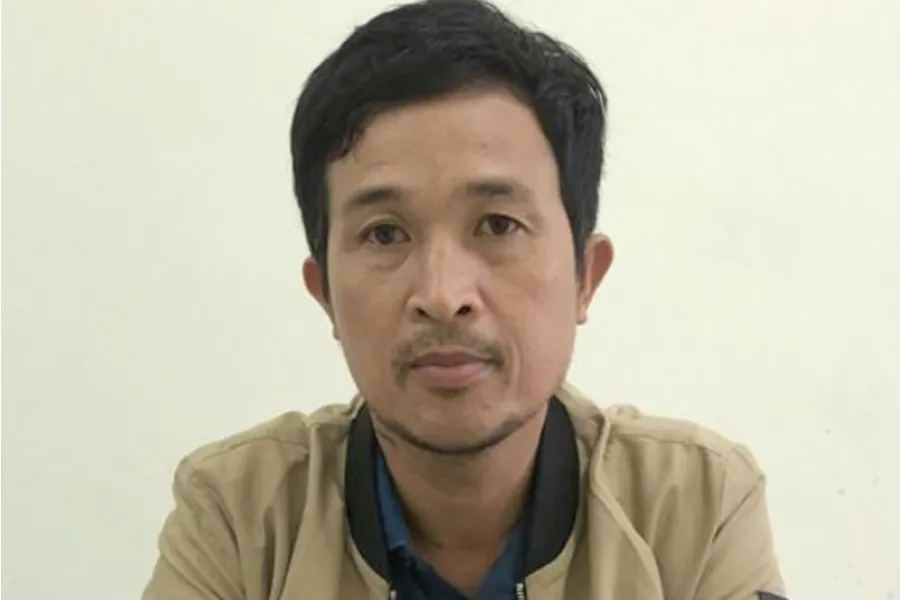 Tài xế không chấp hành hiệu lệnh còn tông xe làm CSGT bị thương rồi cố thủ trên xe gây ách tắc giao thông.