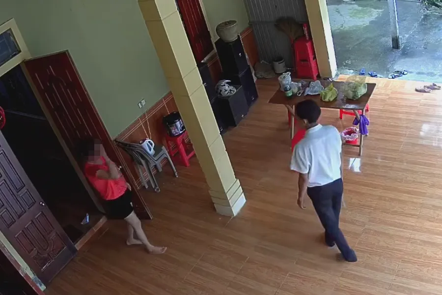 Trích xuất camera cho thấy người chồng yêu cầu vợ vào phòng rồi bạo hành. bao-hanh-da-man.jpg
