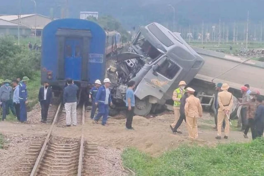 Hiện trường vụ tai nạn. Xe tải chạy ẩu khiến tàu SE8 tông trúng, toa tàu trật bánh