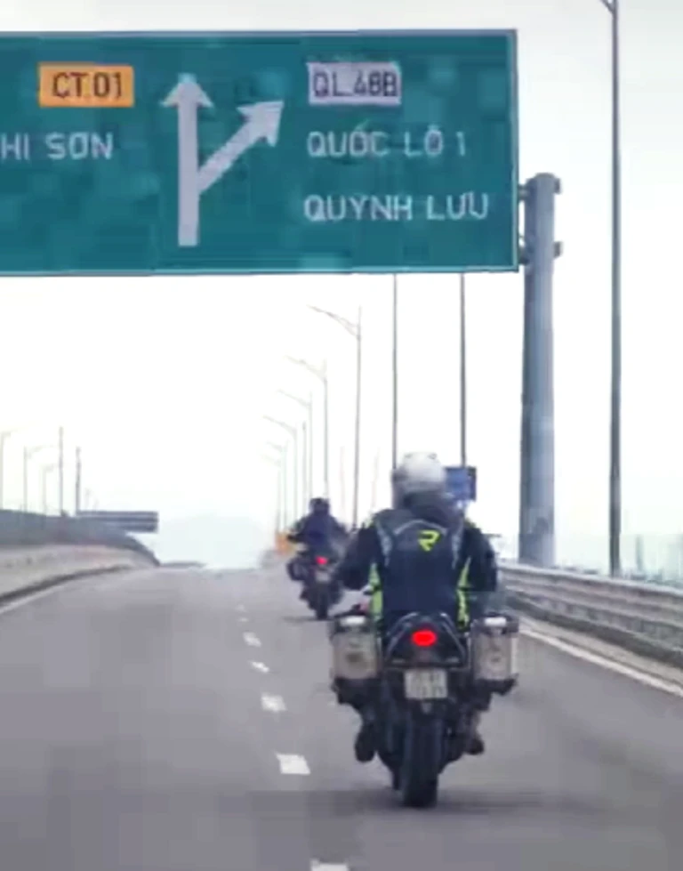 Xôn xao clip quay đoàn mô tô ngang nhiên chạy trên cao tốc Bắc-Nam
