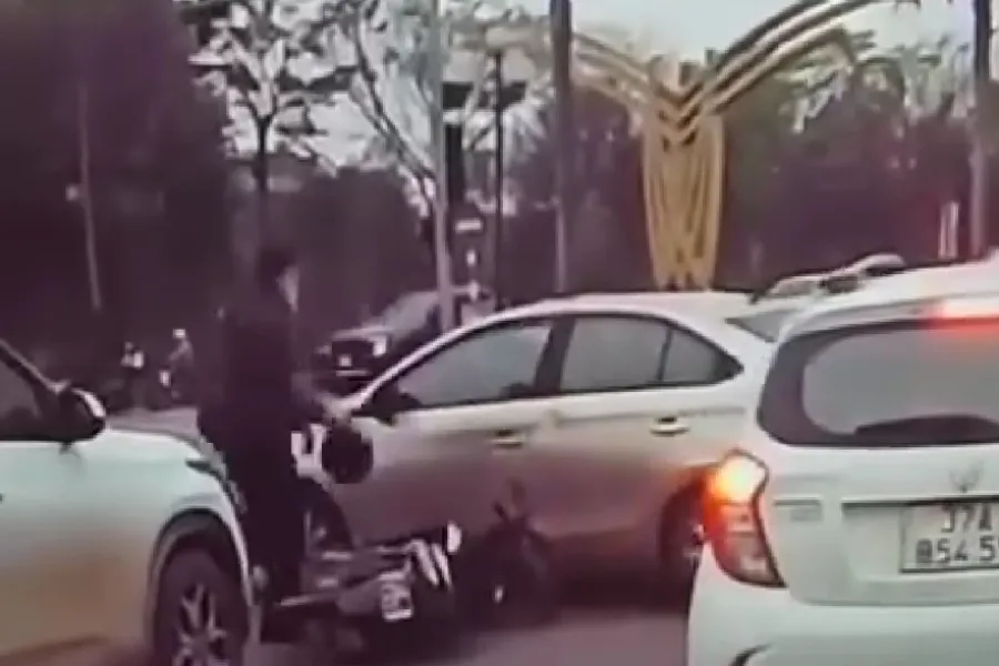 Một cán bộ hải quan dùng mũ bảo hiểm đập vỡ kính xe hơi trên đường