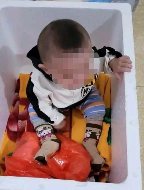 Phát hiện trẻ sơ sinh để trong thùng xốp bỏ rơi bên quốc lộ 1A