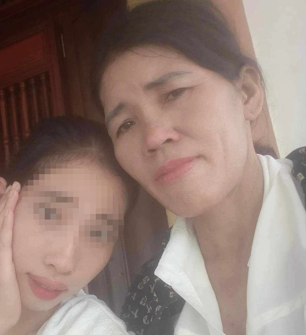 Chị NGTY cùng mẹ. Ảnh gia đình cung cấp. cô gái