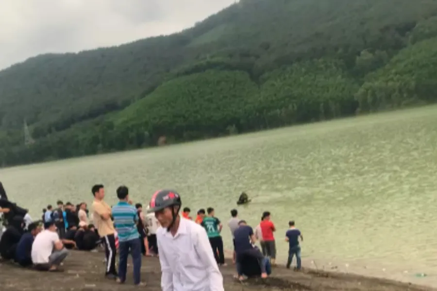 Người dân và lực lượng tìm kiếm cứu nạn tìm kiếm hai em trên đập nước Khe Xai. 2-hoc-sinh-duoi-nuoc.jpg