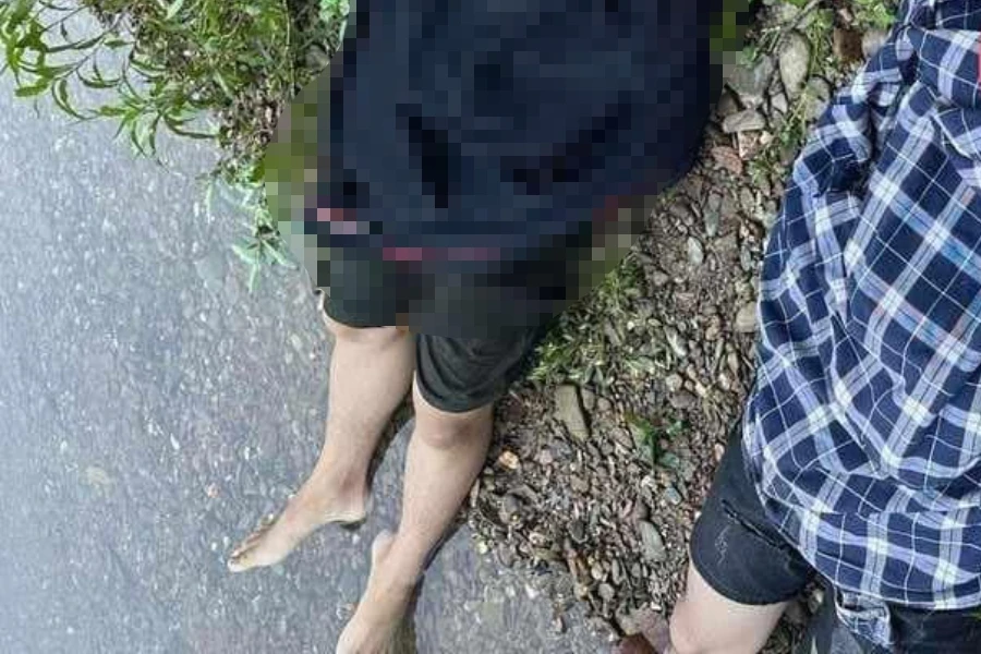 Thi thể hai học sinh NĐH và PKH đuối nước được vớt lên.