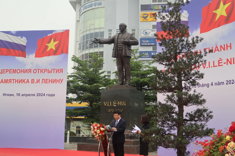 Ông Bùi Đình Long, Phó Chủ tịch UBND tỉnh Nghệ An, phát biểu tại buổi lễ. bui-Dinh-Long.jpg