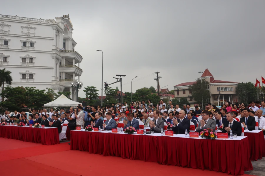 Các đại biểu tại buổi lễ. dai-bieu.jpg