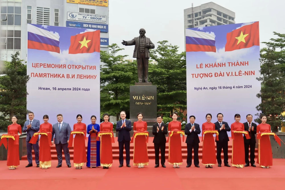Các đại biểu thực hiện nghi thức cắt băng khánh thành. khanh-thanh-tuong-Le-Nin.jpg