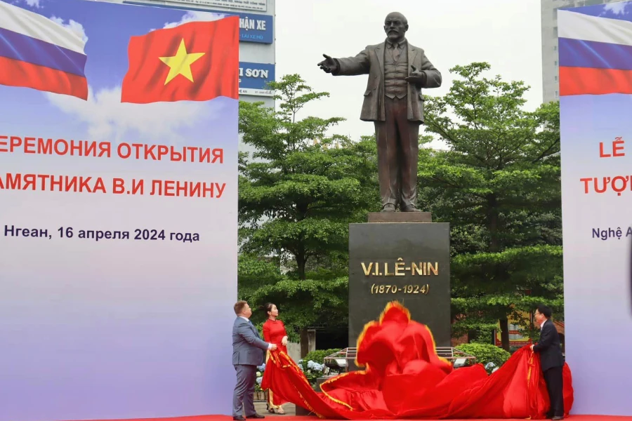 Nghi thức kéo vải phủ tượng V.I.Lê-nin. Khánh thành tượng đài V.I.Lê-nin ở trung tâm tại TP Vinh