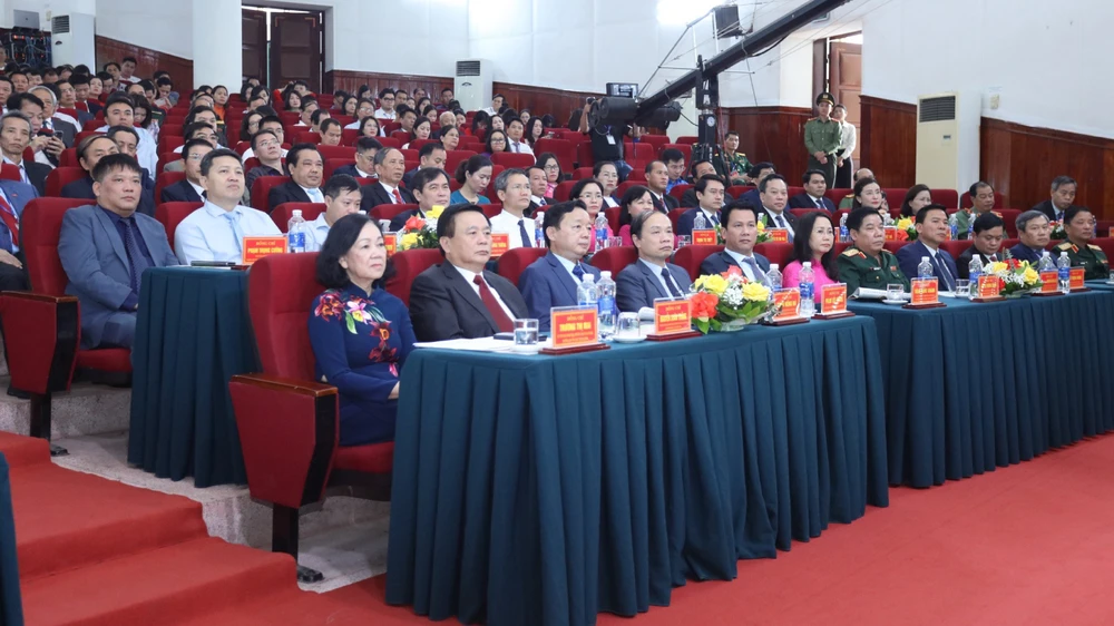 Các đại biểu tham dự buổi lễ. Ha-Tinh-to-chuc.jpg