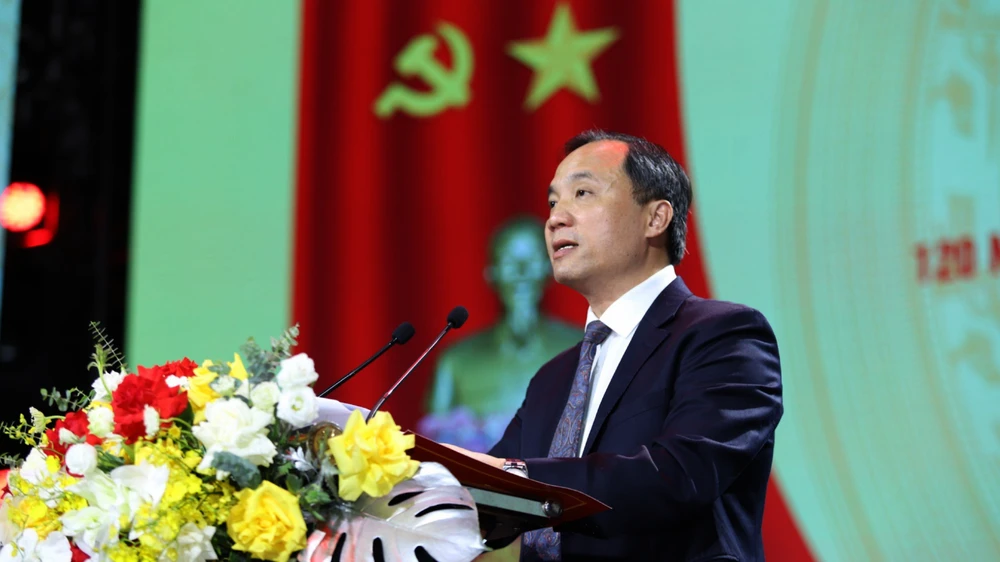 Ông Hoàng Trung Dũng, Bí thư Tỉnh ủy, Chủ tịch HĐND, Trưởng Đoàn đại biểu Quốc hội tỉnh Hà Tĩnh, trình bày diễn văn tại buổi lễ. Hoang-Trung-Dung (2).jpg