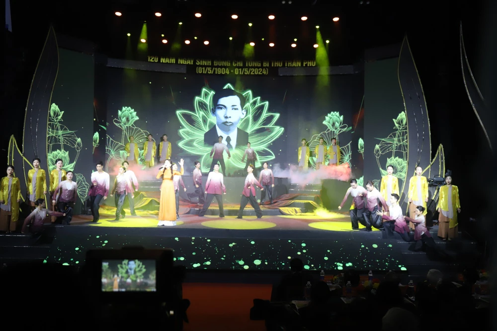 Chương trình nghệ thuật tại lễ kỷ niệm. tran-phu.jpg