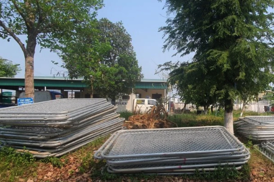 Tang vật hàng rào lưới B40 bị công an thu giữ. 2 người liều lĩnh trộm hàng rào cao tốc Bắc-Nam