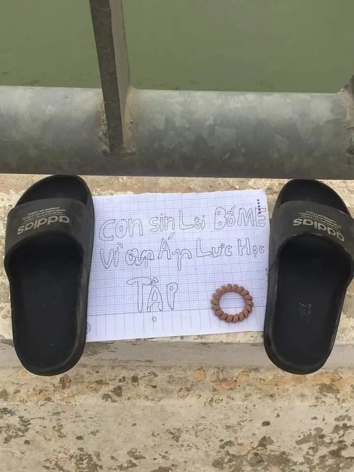 Tấm giấy và đôi dép để lại trên cầu. hien-truong-ap-luc-hoc-tap.jpg