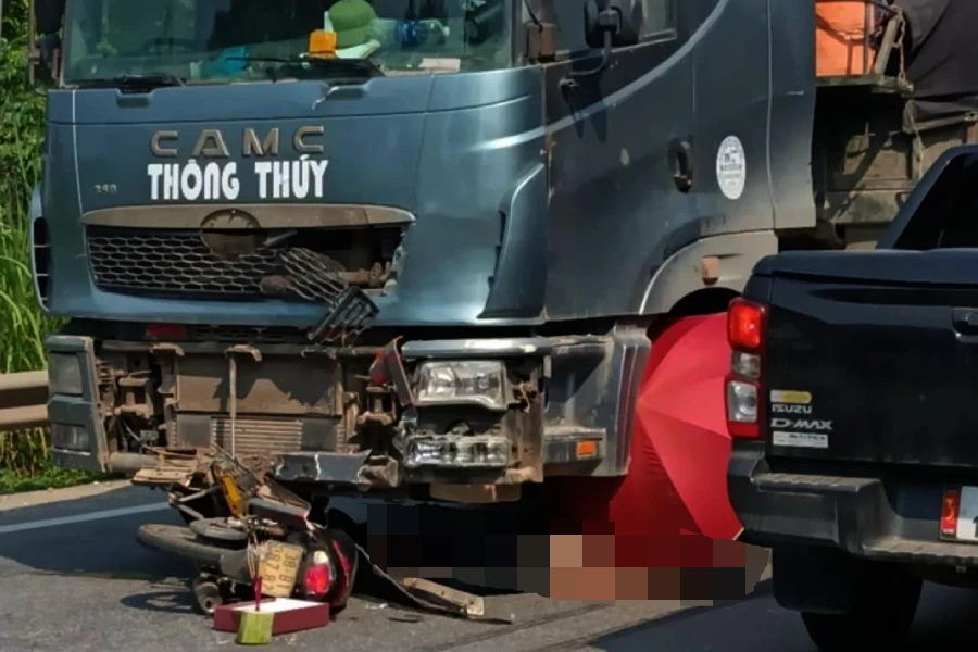 Vụ tai nạn làm nạn nhân ở huyện Hương Khê (Hà Tĩnh) tử vong dưới gầm xe đầu kéo. Tai nạn thương tâm, cô giáo tử vong khi từ trường về nhà