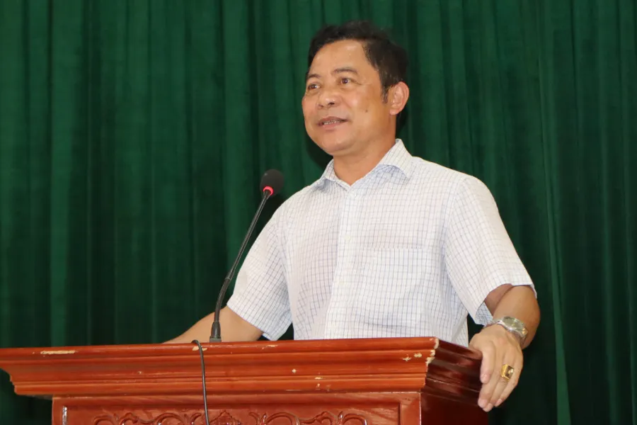 Lãnh đạo UBND xã Quảng Nham phát biểu, cảm ơn Chương trình "Cùng ngư dân thắp sáng đèn trên biển". a2.jpg