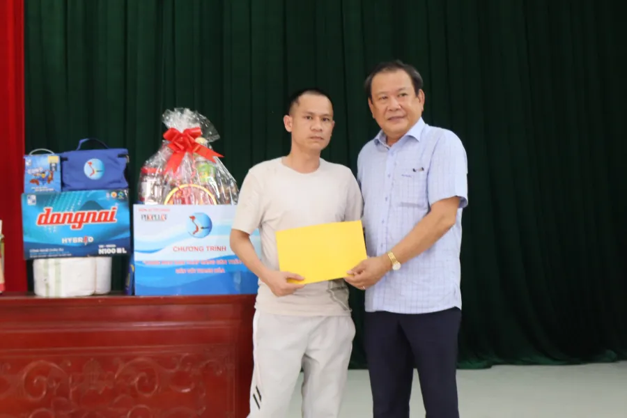 Báo Pháp Luật TP.HCM trao quà hỗ trợ cho gia đình ngư dân ở xã Quảng Nham. a3.jpg