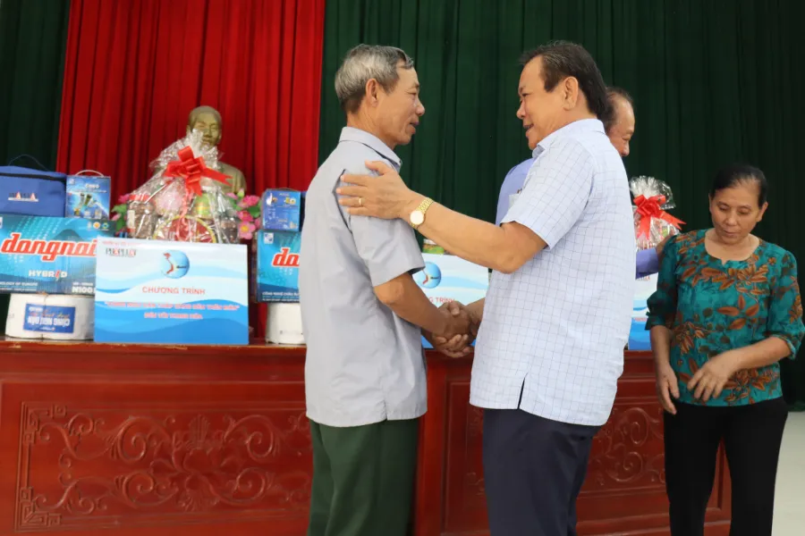 Ông Mai Ngọc Phước, Tổng biên tập Báo Pháp Luật TP.HCM bắt tay, động viên ngư dân ở xã Quảng Nham. a7.jpg