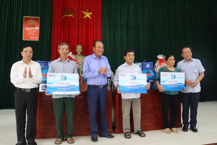 Đồng chí Trương Hòa Bình, nguyên Ủy Viên Bộ Chính trị, nguyên Phó Thủ tướng Thường trực Chính phủ, Chủ tịch danh dự chương trình cùng với lãnh đạo tỉnh Thanh Hóa và ông Mai Ngọc Phước, Tổng biên tập Báo Pháp Luật TP.HCM trao quà cho các ngư dân có hoàn cảnh khó khăn tại xã Quảng Nham, huyện Quảng Xương, tỉnh Thanh Hoá chiều 26-4. Anh-sang.jpg