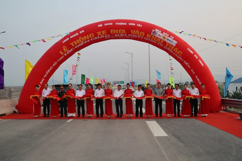 Tại đoạn cao tốc Bắc-Nam qua Nghệ An, Phó Thủ tướng Chính phủ Trần Hồng Hà cùng các đại biểu bộ, ngành, lãnh đạo tỉnh Nghệ An, Hà Tĩnh cắt băng thông xe cao tốc Diễn Châu - Bãi Vọt (đoạn Diễn Châu đến điểm giao quốc lộ 46B). cat-bang.jpg