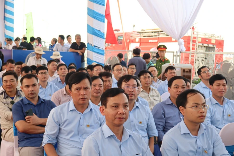 Cán bộ, công nhân, người dân tham dự buổi lễ. dien-chau-bao-bai-vot.jpg