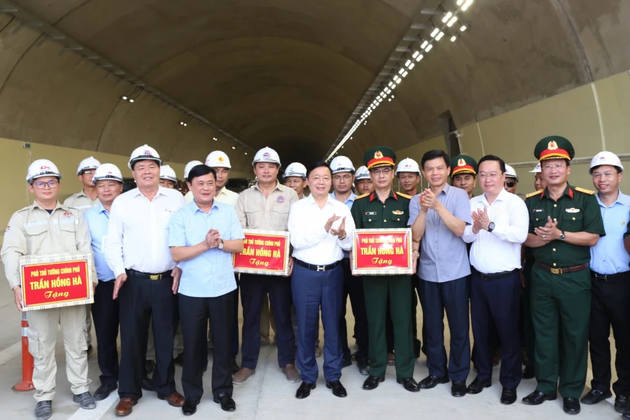 Phó Thủ tướng Chính phủ Trần Hồng Hà và lãnh đạo tỉnh Nghệ An chúc mừng, tặng quà các cán bộ, công nhân, người lao động thi công cao tốc Bắc-Nam qua Nghệ An. tang-qua-cao-toc.jpg