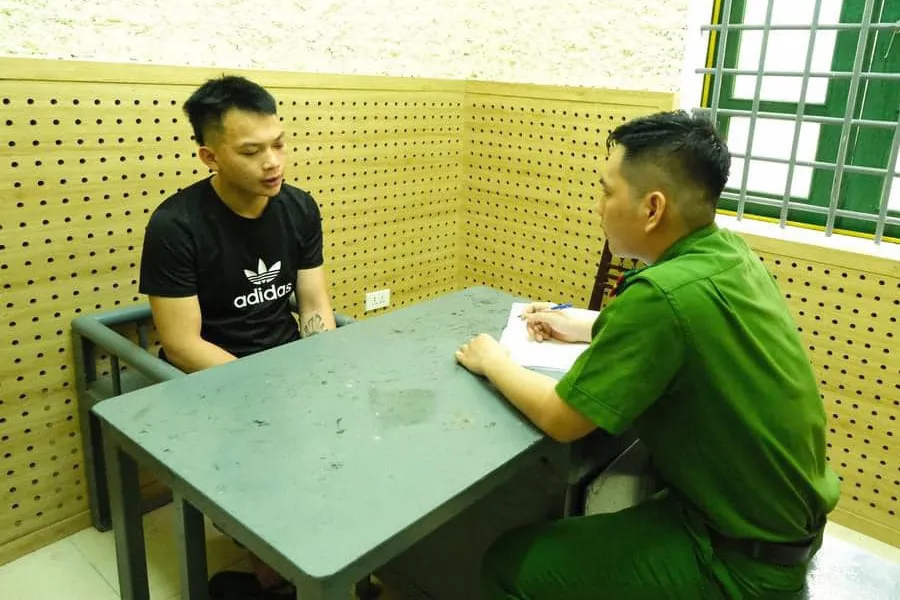 Cán bộ công an làm việc với Nguyễn Văn Thương. Ảnh: CA. Nguyen-Van-Thuong.jpg