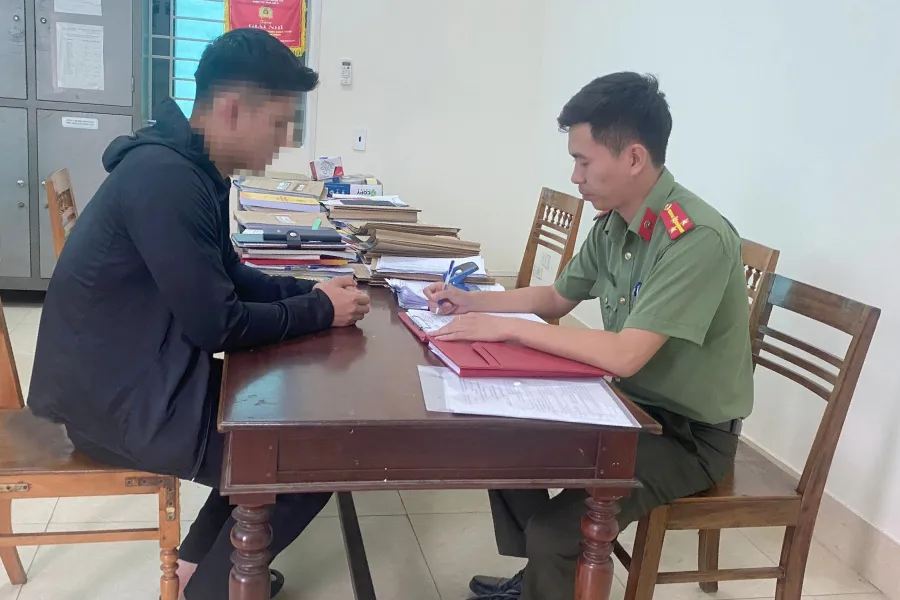 Công an làm việc với anh PVN. Nghệ An: Bị phạt 7,5 triệu vì đăng tin sai sự thật về lực lượng công an