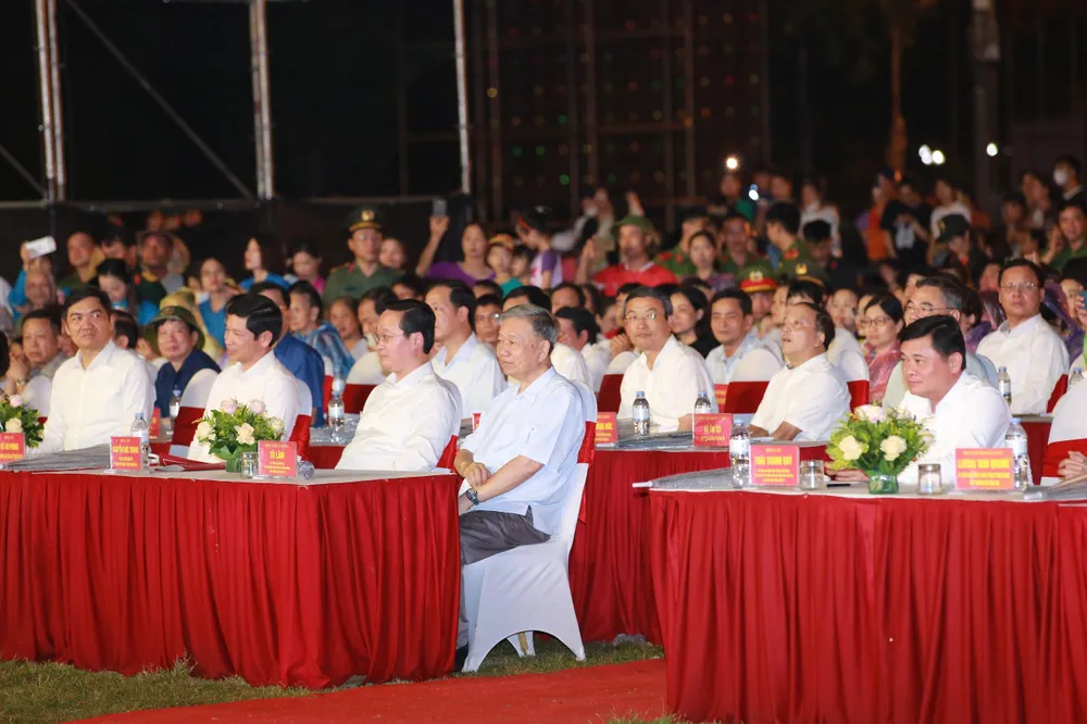 Các đại biểu tham dự buổi lễ. Dai-tuong-To-Lam.jpg