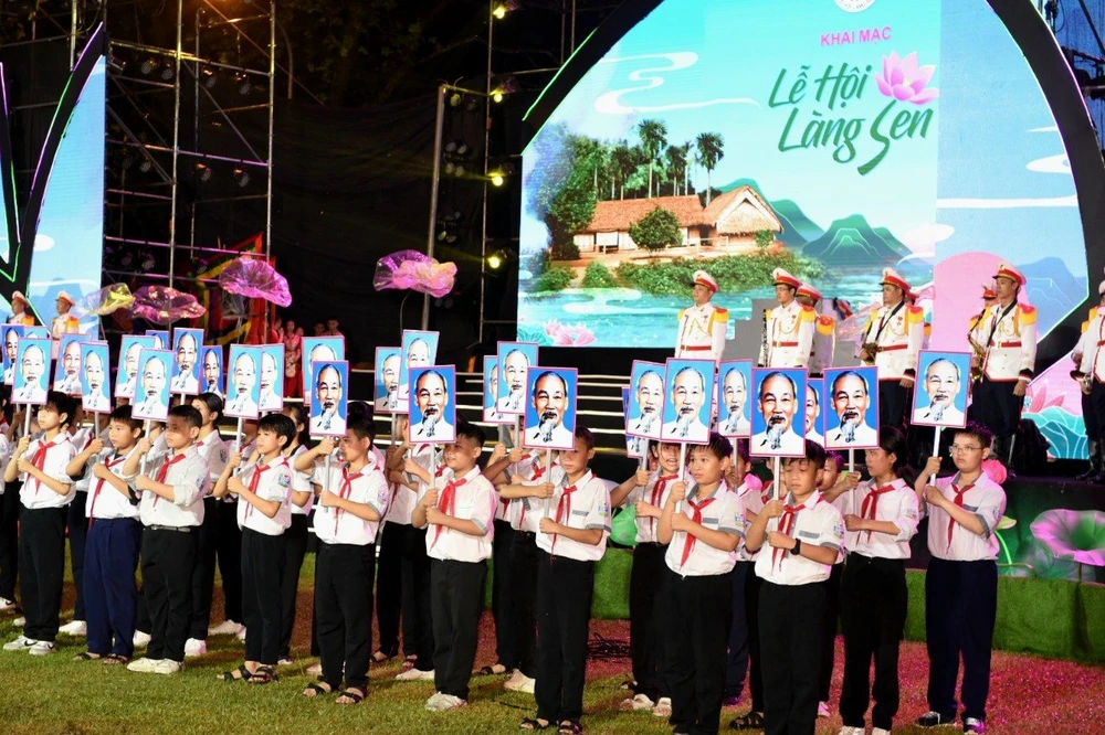 Học sinh rước ảnh Bác Hồ tại khai mạc Lễ hội Làng Sen năm 2024. Le-hoi-Lang-Sen.jpg