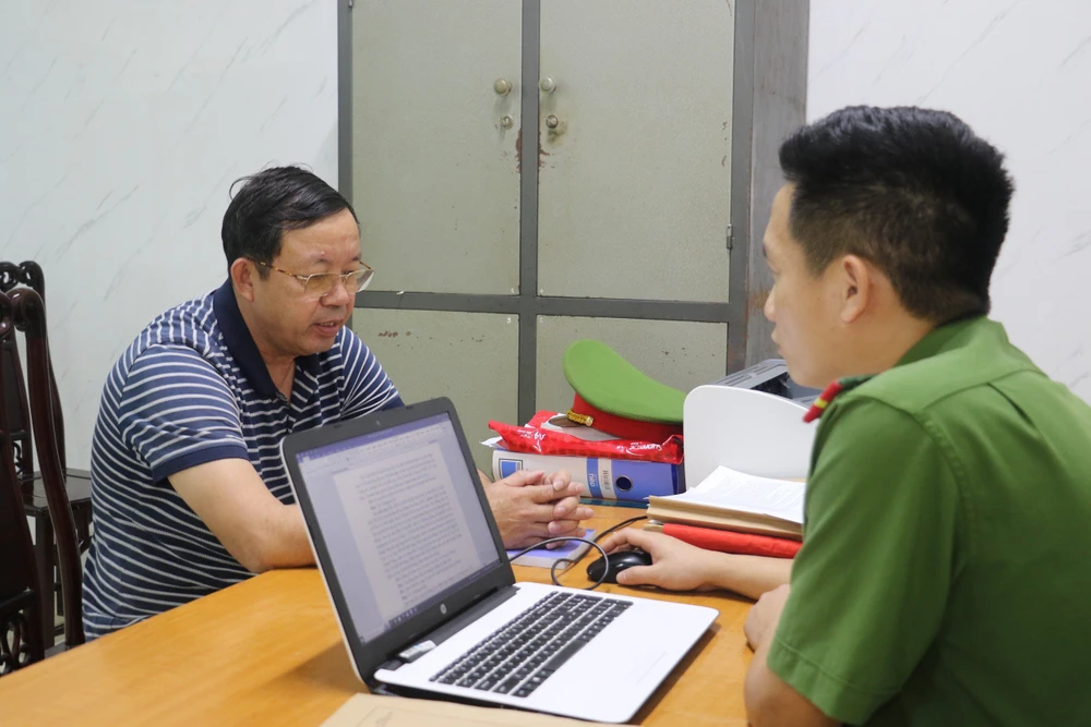 Bị can Hoàng Khắc Trường tại cơ quan công an. Cua-Lo-khoi-to-dan.jpg