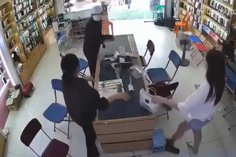 Camera của cửa hàng điện thoại ghi lại được hành vi của Đức. Bắt kẻ nghi cầm súng cướp 2 iPhone Pro Max ở Nghệ An rồi trốn ra Hà Nội