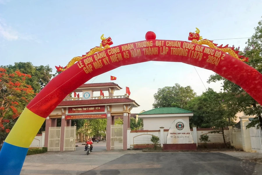 Cổng Trường THPT Kim Liên. thay-giao.jpg