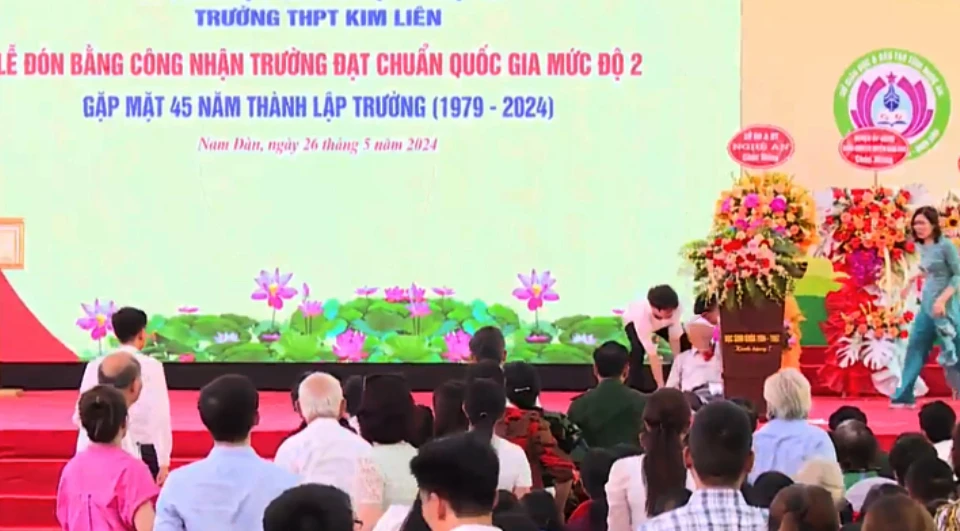 Thầy giáo nguyên hiệu trưởng Trường THPT Kim Liên đột quỵ khi đang phát biểu. thay-giao-dot-quy.jpg