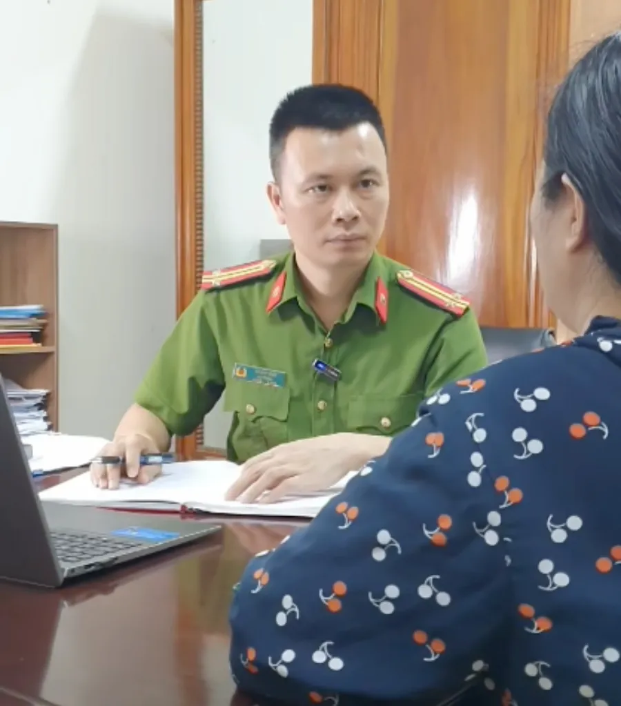 Một người dân đến Phòng cảnh sát Hình sự, Công an tỉnh Nghệ An trình bày với Trung tá Hà Huy Đức về việc bị lừa đảo chiếm đoạt tài sản trên không gian mạng. Ảnh: CSHS. dan-trinh-bao-bi-lua.jpg