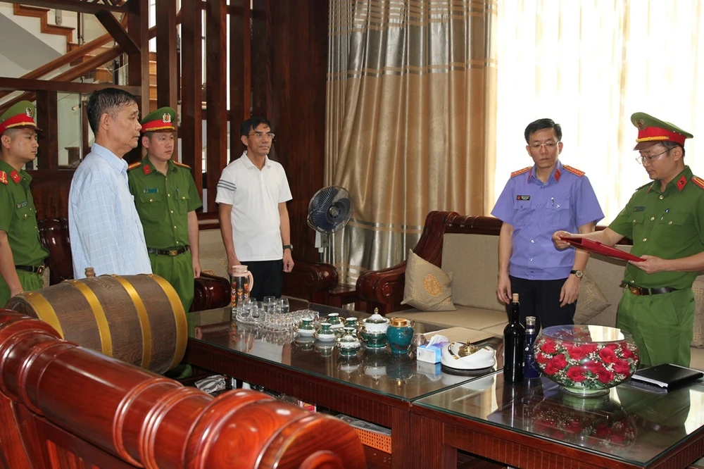 Ông Doãn Tiến Dũng (đứng giữa) đã bị khởi tố, bắt tạm giam. ky-luat-khai-tru-dang.jpg