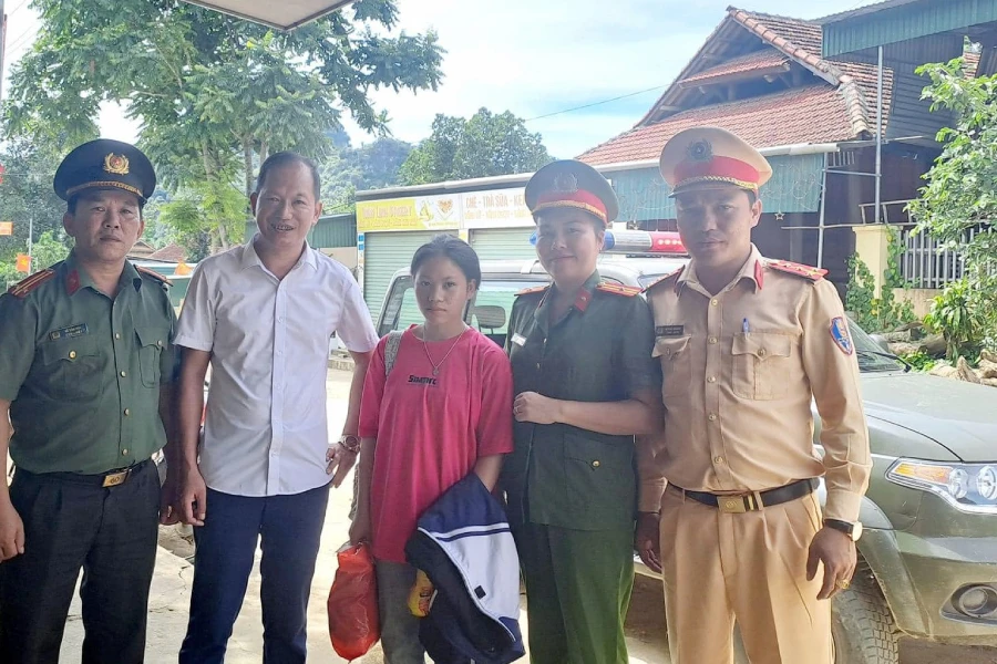 Em Cường được hỗ trợ đưa từ nhà ở bản Nậm Xái ra thị trấn Kim Sơn (huyện miền núi Quế Phong, Nghệ An) để dự thi vào lớp 10. du-thi-vao-lop-10.jpg