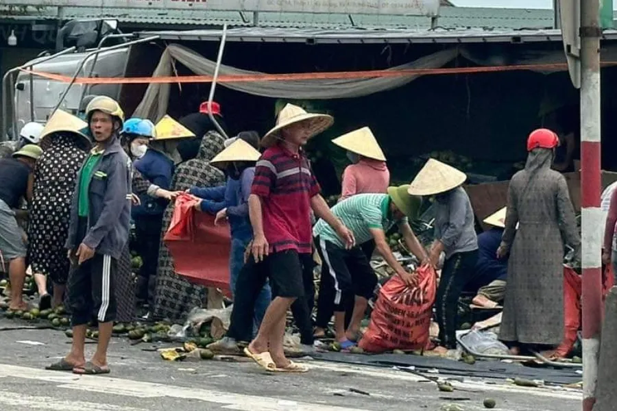 Người dân giúp thu dọn hoa quả. Dân giúp tài xế dọn hàng tấn cam sau tai nạn lật xe tải làm 1 người tử vong