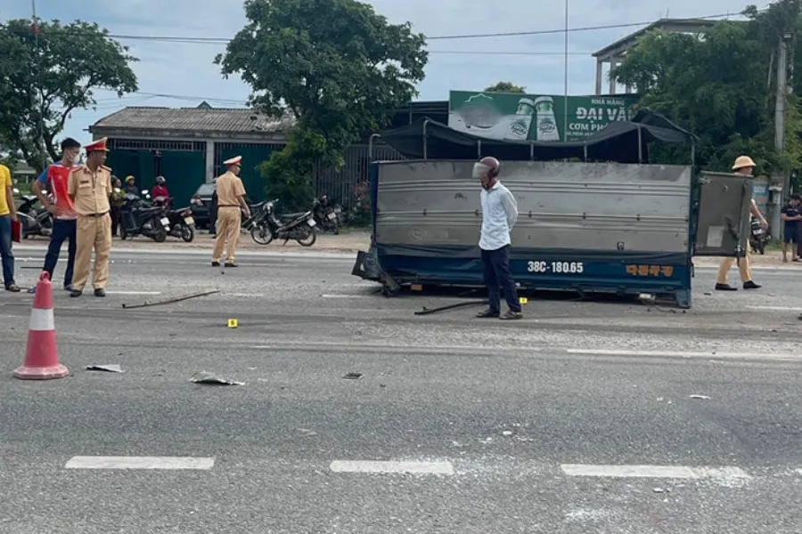 Vụ tai nạn làm xe tải chở heo hư hỏng nặng. Tai nạn liên hoàn trên quốc lộ 1A khiến 3 người tử vong