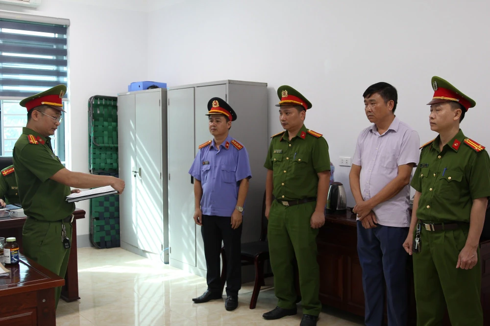 Cơ quan CSĐT Công an tỉnh Nghệ An tống đạt các quyết định khởi tố đối với bị can Thi. Ảnh: CA thi-xa-Cua-lo.jpg